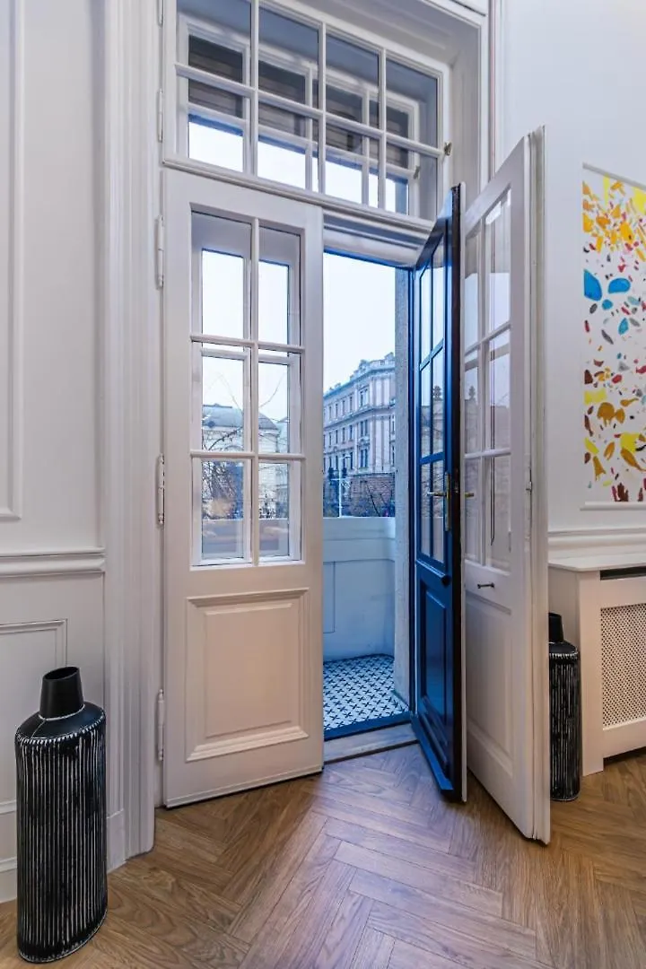The Theater Living Budapest Apartment 0*,  المجر